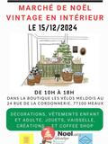 Marché aux puces vintage et créations de Noël en intérieur