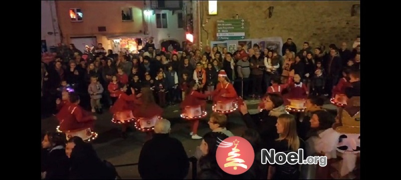 Village de noël-stands producteurs createurs-parade de noël